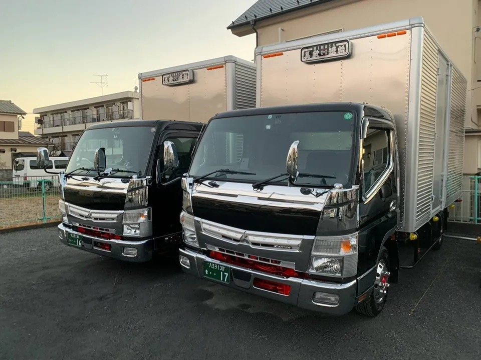 車庫に並ぶ2tトラック（キャンター）2台